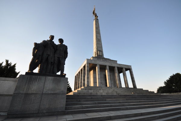 Мемориальное кладбище и памятник на горе Славин